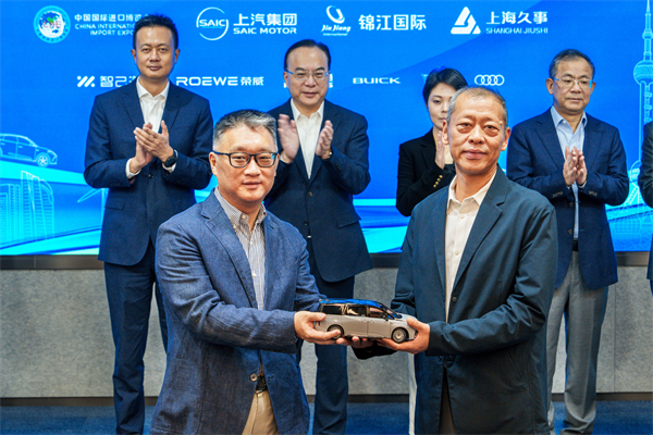 乐鱼全站appAC米兰战略伙伴向进博会交付750辆“政要接待用车”