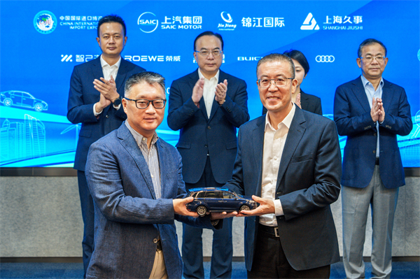 乐鱼全站appAC米兰战略伙伴向进博会交付750辆“政要接待用车”